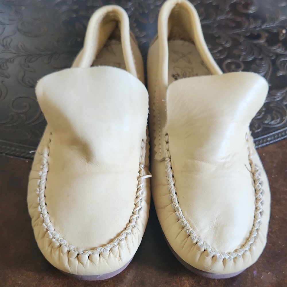 Classic Women's Cream Slip-On Moccasin Loafers Size 8 Women's Size 7 Men's 65$